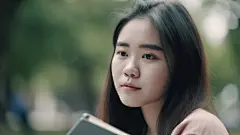 (4/4) 在公园长凳上阅读的年轻亚洲女孩，以8k的超高清分辨率呈现，具有柔和梦幻的色调，清晰的面部工笔画风格，近距离拍摄，银色和浅棕色， Bibliop(AI绘图来自WeDraw.art)
