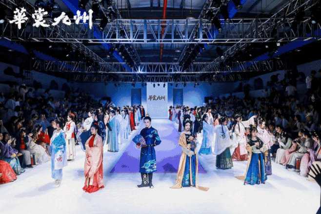 汉服大秀、国风市集、华服巡游，五一方特带...