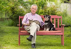 点击来源直接获取大图文件 |与宠物相伴的老年人