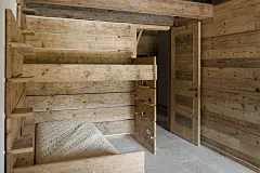 在意大利的阿尔卑斯山地区，有许多高山谷仓。今天为大家介绍的这座谷仓位于这片美景中的宝地—被联合国教科文组织列为世界遗产的卡多雷—多洛米蒂地区。过去用石材与木材建立的谷仓下层通常是马厩，而上层用来存放干草堆。建筑师的任务是把这座谷仓转化为爱爬山的业主带领家人前来度假的度假屋。