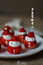 #阿卡手工-美食# 『草莓圣诞老人』、做法：1.草莓去蒂，泡盐水洗净；2.将尖端切开；3.奶油加糖打发，然后看图应该知道怎么做了，黑芝麻做的眼睛。圣诞节朋友来做客的话，这应该是最好的招待。
