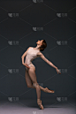 年轻漂亮的瘦芭蕾舞者正在工作室摆姿势