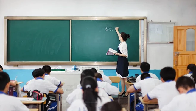 东方女性数学教师在中学课堂上课中图片下载