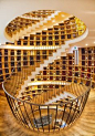 arquitectura moderna en estanterías para vinos