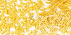 意大利面食纹理全景，一个平坦的lay横幅，顶部拍摄在一个白色的背景。意大利面，法式通心粉，通心粉，通