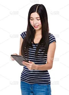 女性使用平板电脑