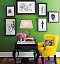 如果墙面选择了单色，不用担心，只要后期软装稍作处理，一样可以搭配出色彩缤纷的活力之居。明亮的黄色单椅搭配拼图地毯，缤纷的色彩呼之欲出。黄色跟绿色墙体搭配更觉空间出彩。#创意##家居# #书房#