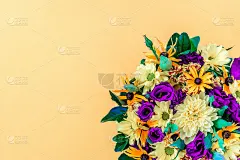 时尚多彩美丽的春天花束孤立在淡黄色的背景上。鲜亮的紫色和黄色花朵。为节日生日装饰作文贺卡。本空间