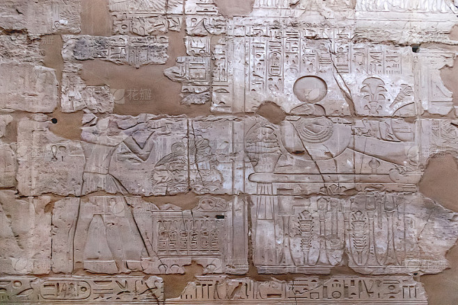 埃及卢克索著名建筑地标卡纳克神庙群墙上的...