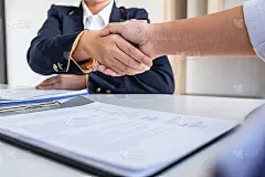 很多面试，商务委员会和招聘人员会握手，或者坐在办公室的工作会议上了解如何进行面试