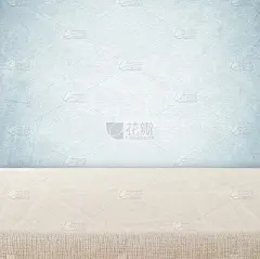 空桌子与亚麻桌布在古老的水泥墙背景，产品展示蒙太奇