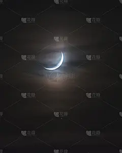 阴历月穿过云和星星