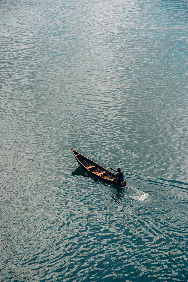 海上小舟的唯美照片图片