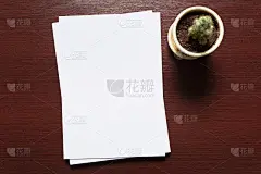 木桌上的白色名片。空白的肖像A4。