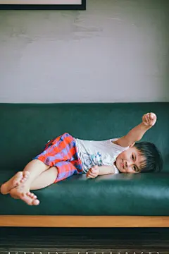 一枚暖男
摄影：洪小漩
出镜：一一和阿君
和阿君认识两年多了，她当初说要和闺蜜一起拍照，然后我等啊等啊等啊等……放了我两年鸽子的阿君牵着儿子一一到我面前，遗憾地说：“那帮姑娘真是不靠谱的……还是和儿子吧。”
初见一一，和他打招呼，不过5岁的他，面对陌生人有几分警惕，不说话，自顾自玩着。
我就说我是亲和力很强的姑娘吧，二十分钟后，一一就融化在我春风化雨般的笑容里释放天性了……啊哈哈哈哈
阿君一边化着妆，一边告诉我，本来自己一直以为怀的是个小姑娘，当医生把初到人间的一一抱到阿君面前时，阿君有些无奈与失落。
阿