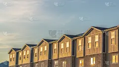 全景外观的联排别墅与木材和砖墙部分和滑动窗口