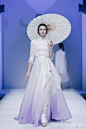 前段时间在巴黎时装周上惊艳全球的中国品牌Heaven Gaia（盖娅传说），最近又登上了北京时装周！这股中国风简直太美了