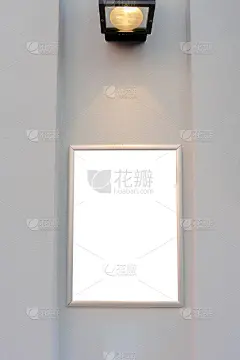模拟。户外建筑物墙上的长方形广告牌或招牌
