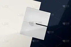用白纸和深蓝色背景制作简洁的名片模型