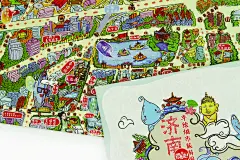 一幅探索泉城古迹名胜的藏宝图，
一张走遍济南大街小巷的实用指南。

寒来暑往
我们背起相机，游走在济南的街头巷尾；
朝来暮去，
我们拿起画笔，描绘出济南的生命经络。

图在心里，路在脚下，
济南，还需要你亲自，一步一步地丈量。

手绘济南地图，
带你寻找不一样的济南。