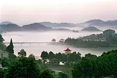 花亭湖风景名胜区：位于安徽省安庆市太湖县境内，地处大别山南麓、长江北岸，距太湖县城4公里。风景区面积198平方公里，分为花亭湖、西风洞、佛图寺、狮子山、龙山五大景区和一个汤湾温泉疗养度假区。