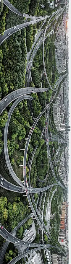 路面脱离地表
在立体空间中垂直展布
层层叠叠交织错落
在这个垂直世界里往来穿行
早已是人们习以为常的视角
但如若从高空俯瞰
呈现在我们眼前的
将是一个极为复杂
却又极为惊艳的
几何世界