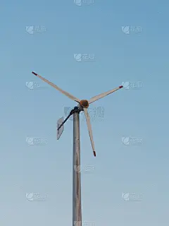 风轮与风向标在蓝天背景上