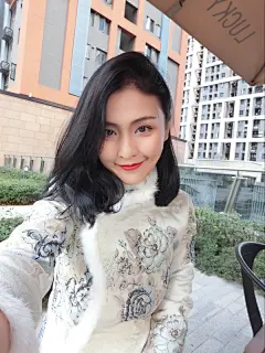 穿起来很漂亮，料子显高档，店家用的真兔子毛很舒服，不过比想象的厚一些，这个季节穿刚好，再冷穿件厚打底就可以了，暗扣穿起来蛮方便的，如果能两边开叉会更有味道一些，裙摆有点大，虽是A字款，但还蛮显瘦的，165 100斤，S码刚好，发圈反应都很好，这次购物很满意。