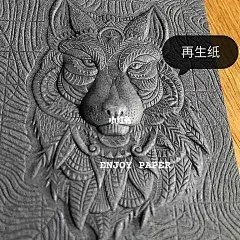 推荐几款凹凸效果出色的特种纸
1️⃣ FibreForm 瑞士 3D 浮雕卡纸
克重：405 g（ 9 月后，统一出售 365 g ）
尺寸：700 x 1000 mm LG
无涂布白卡纸，超高拉伸性能，压纹效果大于纸板厚度的3倍(烫压方式)或6倍(击凸方式），可实现独特的多层凹凸形狀和引人注目的 3D效果。

2️⃣ Cordenons意大利WILD 旷野棉卡
克重：150 g、300 g、450 g、850 g
尺寸：720 x 1020 mm LG
由 FSC 受控木浆和 35%棉浆生产而成，独一无