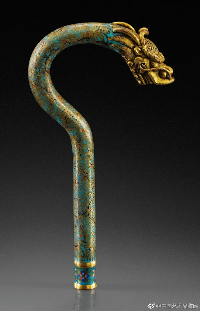 #珐琅#【 清十八世纪 《掐丝珐琅卷草纹龙头杖首》 】14.3cm。 在我国，手杖既是老人扶行的工具，也是风雅的装饰。龙首杖在宋代发展，元代 ...