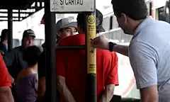 巴西公益广告活动 海报零钱计划|零钱互助“待用咖啡”，让人们在咖啡馆消费时额外购买的咖啡，留待其他可能比较贫困的人士享用;借用这概念，巴西Mark+公司设计了一个海报零钱计划，让用户把零钱捐出来...