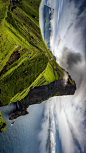 卡尔斯岛上的Kallur灯塔，法罗群岛 (© Janne Kahila/500px)
卡尔斯岛是法罗群岛东北部的岛屿。岛的西岸是高而陡峭的悬崖，一条高速公路连接着东部山谷的四个小村庄。卡鲁尔灯塔在狭窄的小岛的北端，岛的南端也有一个对应的灯塔。大约有数百人居住在岛上，这里还栖息着数量庞大种类繁多的海鸟，得天独厚的地理条件让这里成为游客的聚集地。