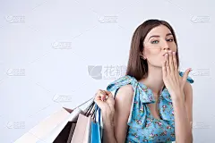 有魅力的年轻女子正在愉快地购物