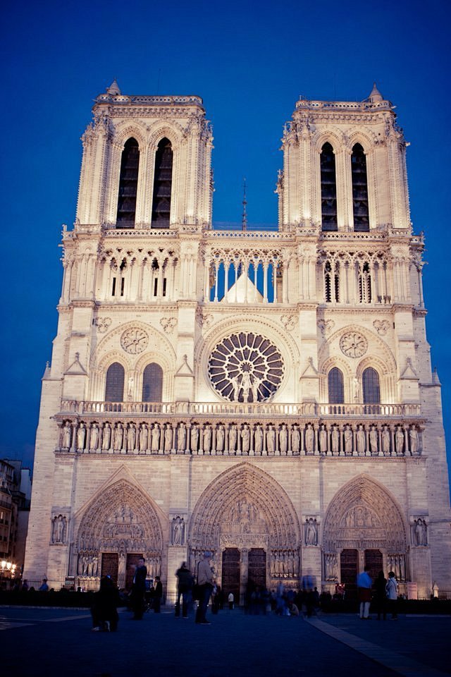 de paris)是一座位于法国巴黎市中心,西堤岛上的教堂建筑,也是天主教