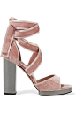 Valentino - 天鹅绒凉鞋 : 鞋跟高约 10.5 厘米，带 1 厘米防水台
 淡粉色天鹅绒，淡粉色罗缎
 踝部系带
 品牌特定颜色：Water Rose 
 意大利制造