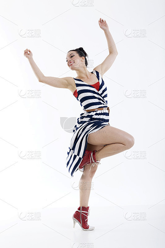 美丽性感的年轻女子跳舞