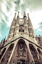  Sagrada Familia 圣家族大教堂，西班牙建筑大师安东尼奥•高迪的毕生代表作。教堂始建于1882年，目前仍在在修建中。圣家族大教堂整体设计以大自然诸如洞穴、山脉、花草动物为灵感。它的设计完全没有直线和平面，而是以螺旋、锥形、双曲线、抛物线各种变化组合成充满韵律动感的神圣建筑。
