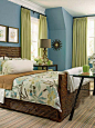 很清爽的房间，长长的条纹地毯 ，和竹制的床 搭配完美，绿色床品与窗帘 ，让整个房间有着绿野仙踪般的感觉