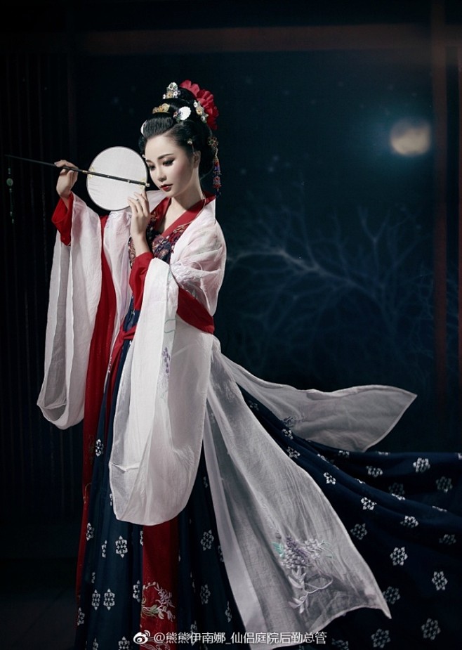 五陵年少争缠头一曲红绡不知数钿头银篦击节碎血色罗裙翻酒污今年欢笑