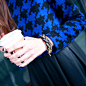 设计亮点：黑色金色编织绞花 金色扣环设计
个人非常喜欢七分袖的衣服~因为那样可以露出纤细精致的手腕可以佩戴各种风格款式的手镯或手链~