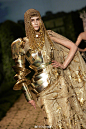 圣女贞德，Dior Haute Couture Fall 2006 by John Galliano～大神的经典神作，把高定礼服融于刚毅冰冷的武士铠甲中，游离古今的奇幻时空遐想！