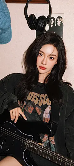 长发 吉他个性美女手机桌面壁纸_彼岸手机壁纸