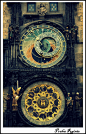 在布拉格老城广场的市政厅墙面上，有一个中世纪的天文钟。从功能上讲，它是个原始的天象仪，能够显示宇宙状态；它还是一个名人钟，每日都一位对应的名人，供捷克人民当日庆祝；它还是一个哲理钟，表盘两边的四座活动雕塑分别代表着虚荣、贪婪、死亡和欲望，发人深省。除此之外，它还有一个精彩的报时功能，每当整点将至，钟边的骷颅右手开始持续摇铃，钟上方的窗口也会打开，耶稣的12门徒会分别在门内由左自右的走过，之后在一声鸡鸣声中关起窗门，骷颅左手的沙漏垂下，再响钟声。