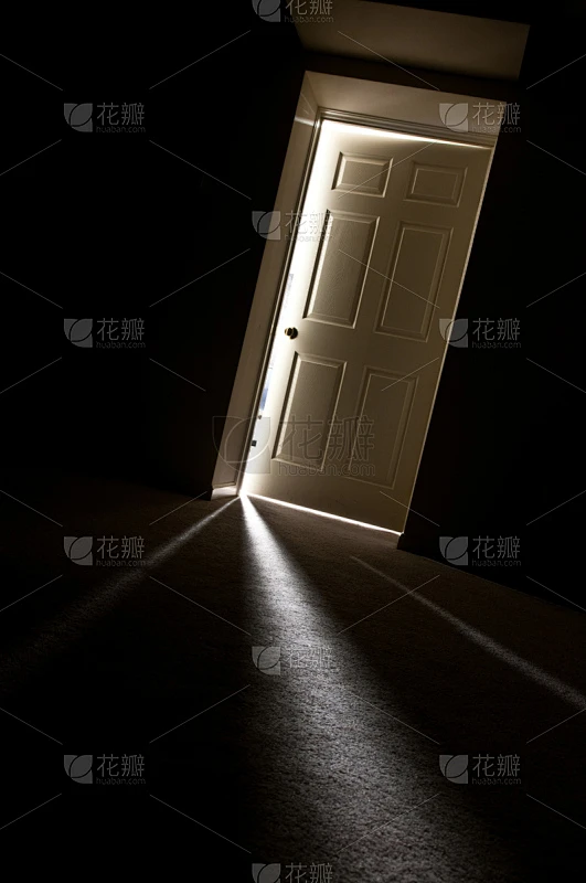 门口,垂直画幅,住宅房间,光效果,无人,地毯,怪异,光束,门,室内素材-花瓣网