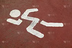 塑胶跑道上有跑步标志