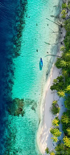 全球绝美旅行圣地•马尔代夫：天堂的幻想，印度洋漂浮的岛屿，清澈见底的海水宛如蓝色玻璃。尤其是那些拖尾沙滩，似乎直接延伸到天际。——马尔代夫