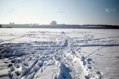 冰雪覆盖的水库，冬季景观，沃罗涅日，俄罗斯。