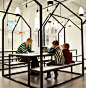 由 Rosan Boschin设计的现代学校，位于瑞典首都斯德哥尔摩。学校被设计成开放空间，学生可以自由的走动，以此激励学生相互交流、合作。 这个独特的学校被彩色的家具塞满，学习区、课桌和工作台。在校园内甚至有一个小电影院以便学生做报告使用。孩子们被分成小组进行教学，每个学生都有笔记本电脑。学校鼓励创新和启发式的教学。