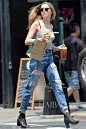 当地时间6月17日，长腿“妖姬”艾梅柏·希尔德 (Amber Heard) 身穿破洞牛仔裤配吊带Top在纽约布鲁克林外出。