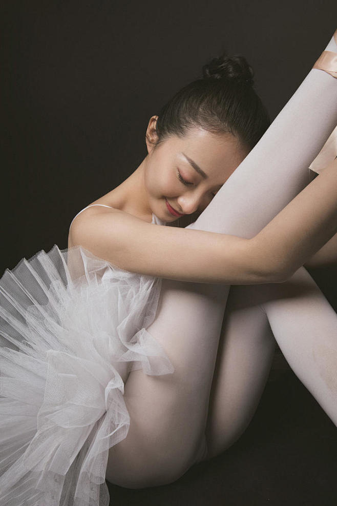抱着腿的芭蕾舞美女佳敏人像艺术写真图片